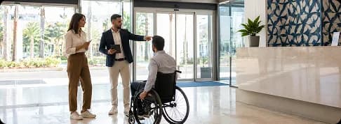 Evaluación de accesibilidad en la entrada de un establecimiento turístico